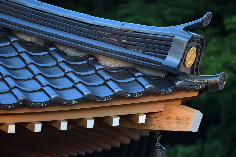 写真:瓦屋根のお寺