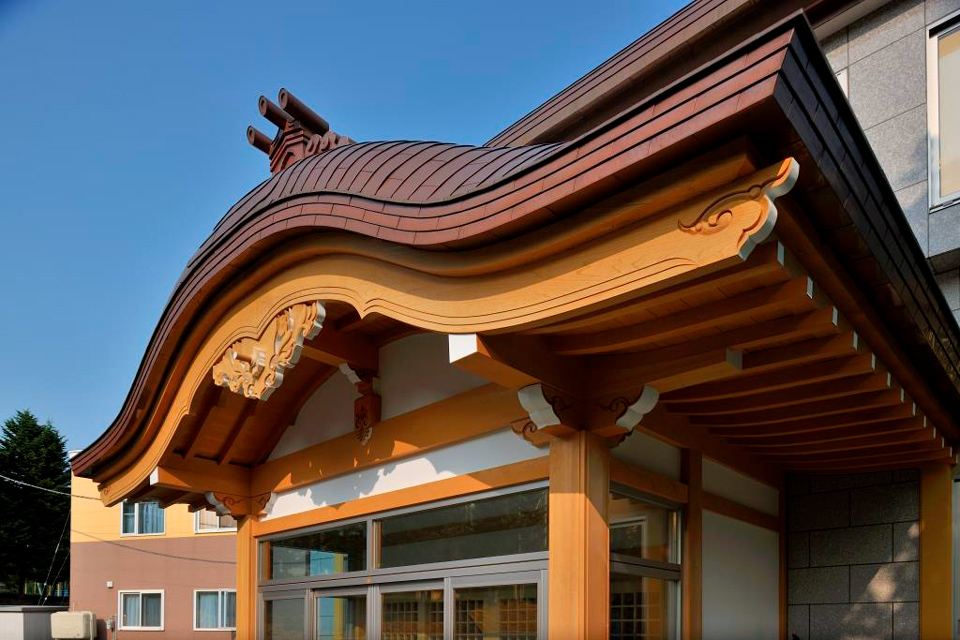 写真：銅板屋根のお寺