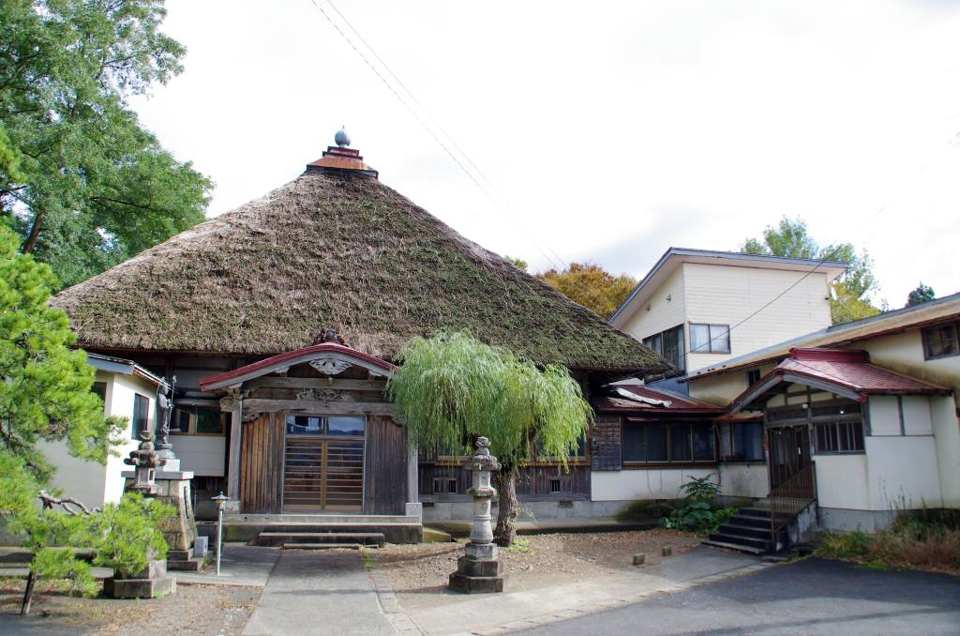 写真:茅葺き屋根のお寺