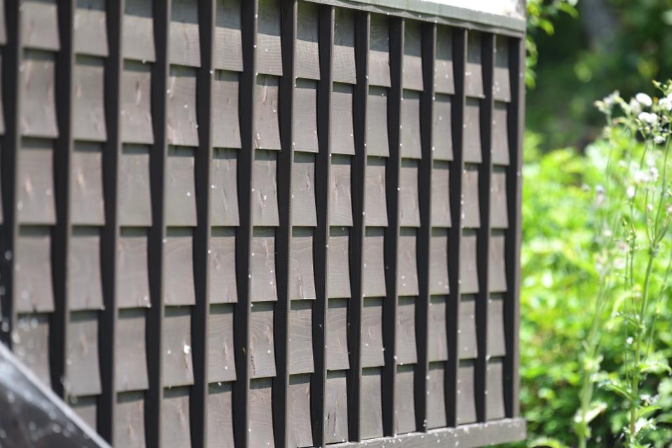 写真:お寺の木板張りの外壁